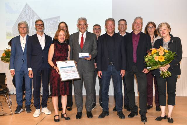 Preisübergabe mit der Direktion der FHNW, dem Laudator und dem Co-Präsidium der Starken Region (von links):  Prof. Stephan Schmidt, Direktor of the Hochschule für Musik Basel, Dr. Rico Travella, Direktor Hochschule für Wirtschaft, Prof. Dr. Doris Agotai, Direktorin Hochschule für Informatik, Karin Kälin, Kantonsrätin Solothurn, Co-Präsidentin Starke Region, Direktionspräsident FHNW Prof. Dr. Crispino Bergamaschi, Vizepräsident Raymond Weisskopf, Regierungsrat Mathias Stricker, Vorsteher des Departements für Bildung, Kultur und Sport des Kantons Solothurn, Prof. Dr. Guido McCombie, Direktor Pädagogische Hochschule, Felix Wettstein, Co-Präsident Starke Region, Anja Huovinen, Head International Affairs, Karin Hiltwein, Generalsekretärin). Foto: Juri Junkov